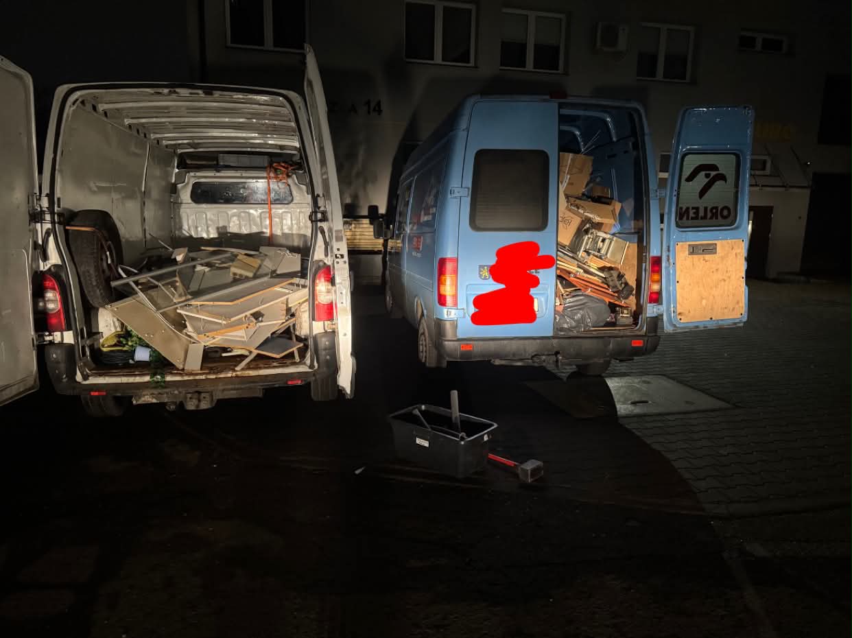 Dwa busy — duże opróżnianie