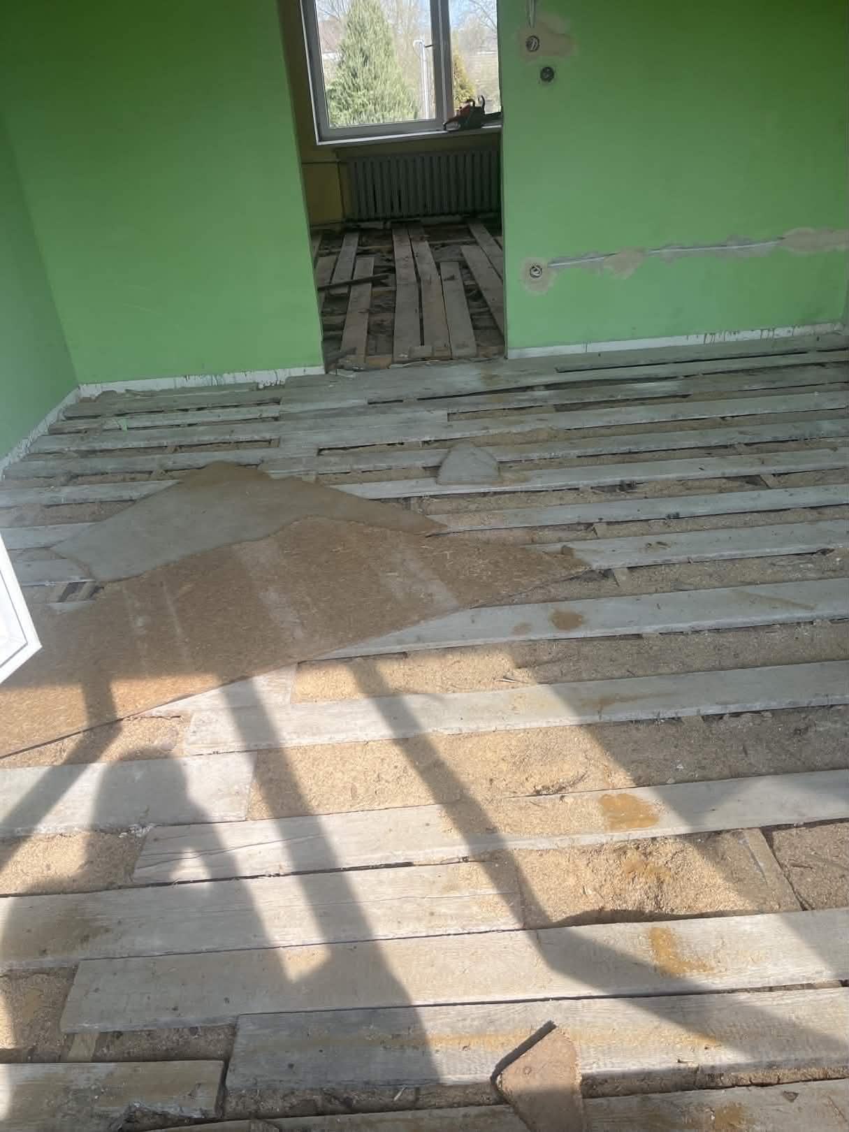 Demontaż starej drewnianej podłogi